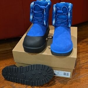 New In Box UGG Kids Classic Maxi Toggle Size 5